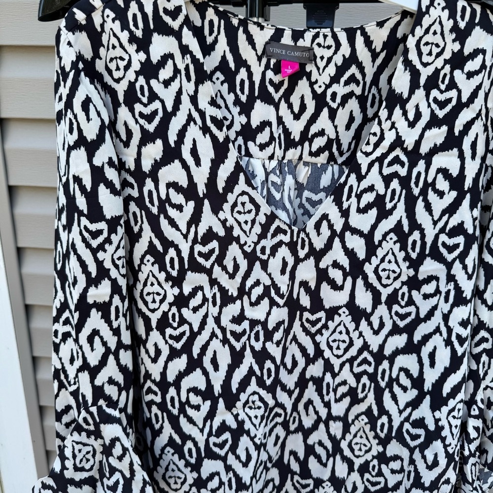 Vince Camuto Flutter Bell Sleeve V-neck Etched Geo Blouse Large - Picture 5 of 12